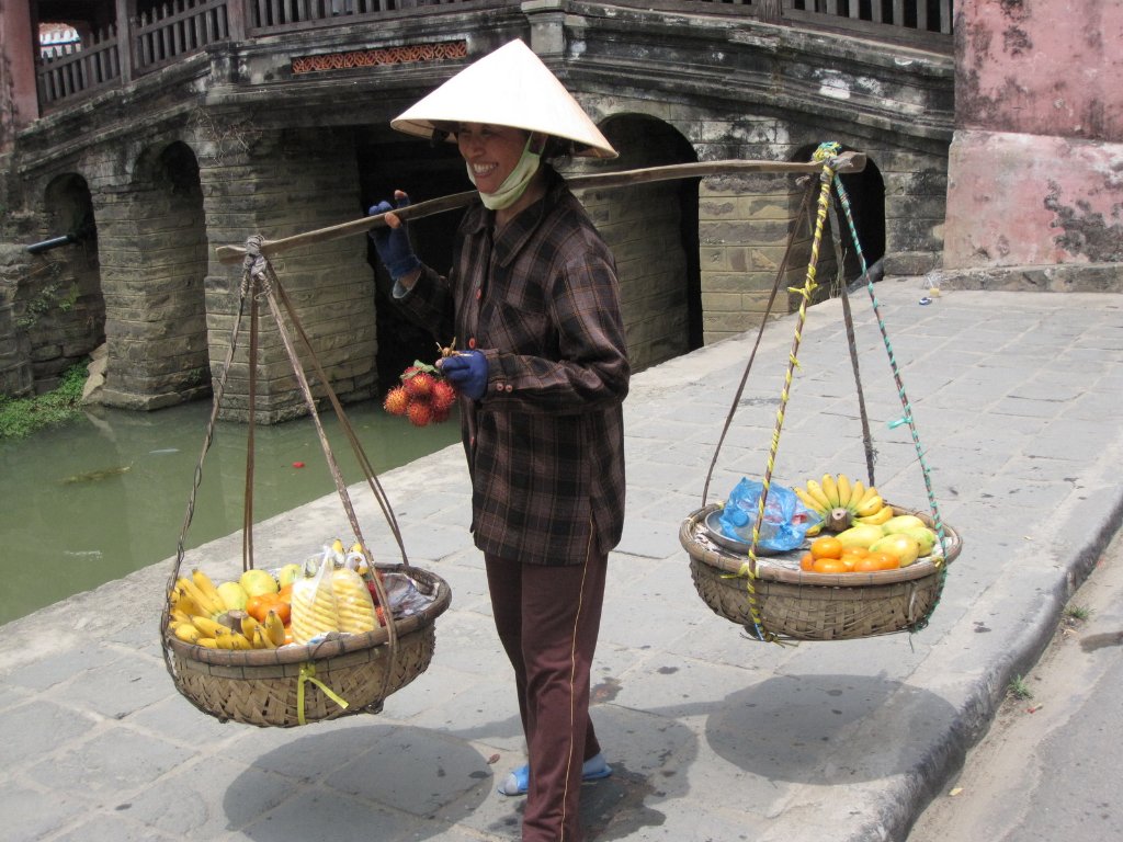 39-Vietnamese woman with merchandise.jpg - Vietnamese woman with merchandise